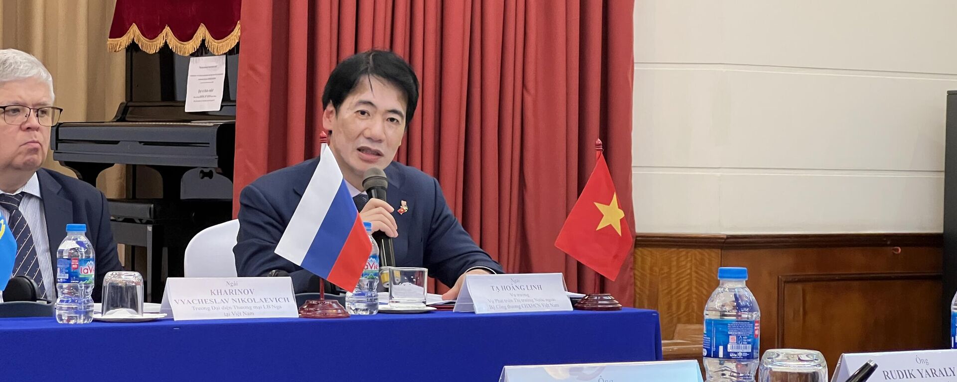 Ông Tạ Hoàng Linh, Vụ trưởng Vụ Phát triển thị trường quốc tế, phát biểu tại kỷ niệm 10 năm Hiệp định Thương mại Tự do giữa Việt Nam và Liên minh Kinh tế Á - Âu (EAEU) - Sputnik Việt Nam, 1920, 29.05.2025