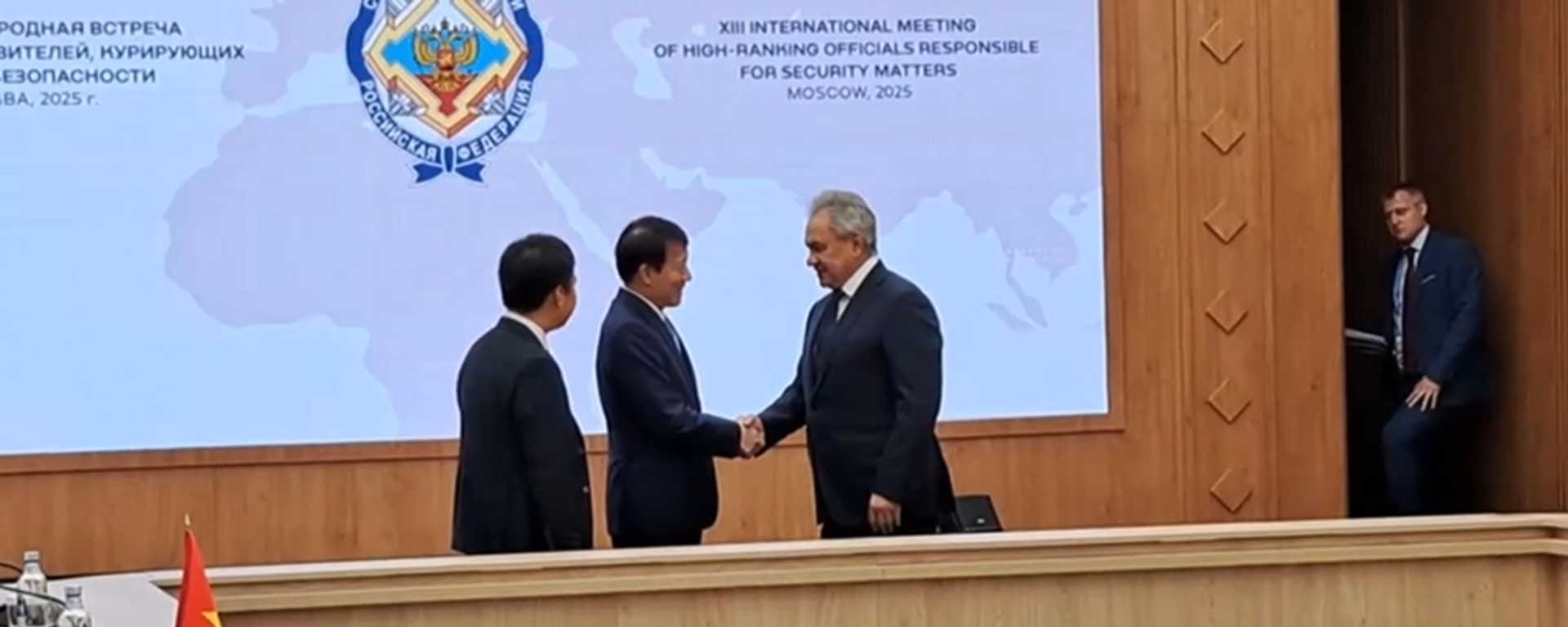 Hình ảnh lễ tân trong cuộc gặp giữa Thư ký Hội đồng An ninh Liên bang Nga Sergei Shoigu và Bộ trưởng Công an Việt Nam Lương Tam Quang - Sputnik Việt Nam, 1920, 29.05.2025