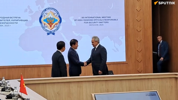 Hình ảnh lễ tân trong cuộc gặp giữa Thư ký Hội đồng An ninh Liên bang Nga Sergei Shoigu và Bộ trưởng Công an Việt Nam Lương Tam Quang - Sputnik Việt Nam
