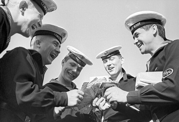 Các thủy thủ Hạm đội Phương Bắc với những lá thư gửi từ quê nhà Các thủy thủ Hạm đội Phương Bắc với những lá thư gửi từ quê nhà - Sputnik Việt Nam