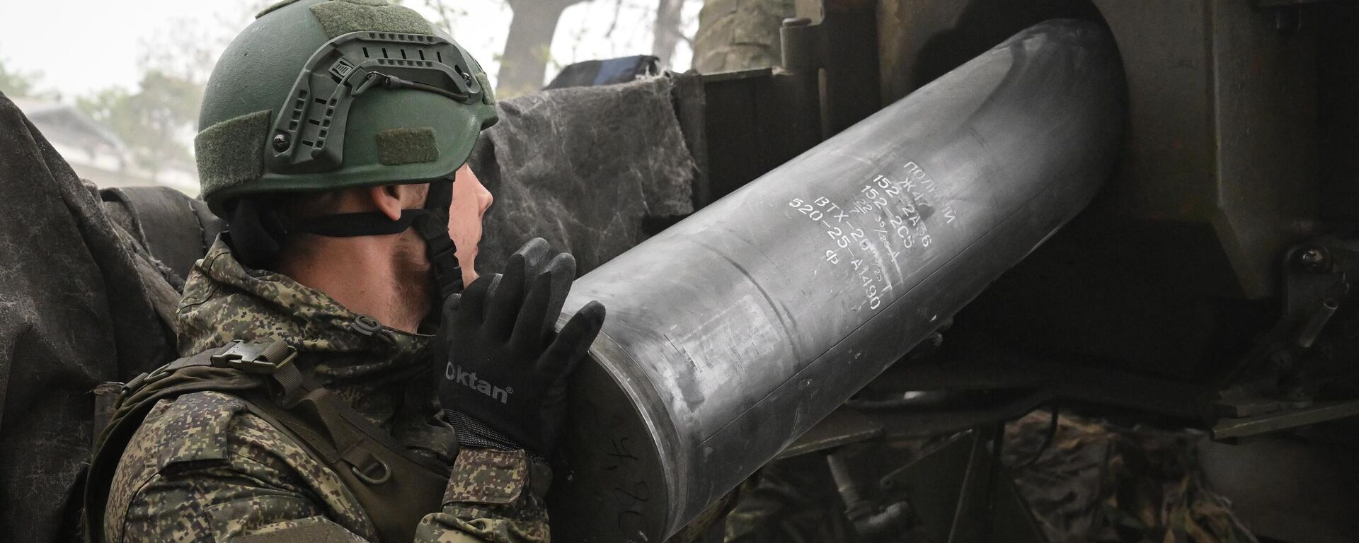 Công tác chiến đấu của kíp pháo binh 2S5 Giatsint-S thuộc Cụm lực lượng Trung tâm theo hướng Krasnoarmeysk - Sputnik Việt Nam, 1920, 30.05.2025