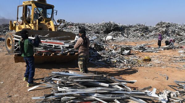 Công nhân phân loại phế liệu nhôm tại một nhà máy tư nhân gần Damascus - Sputnik Việt Nam