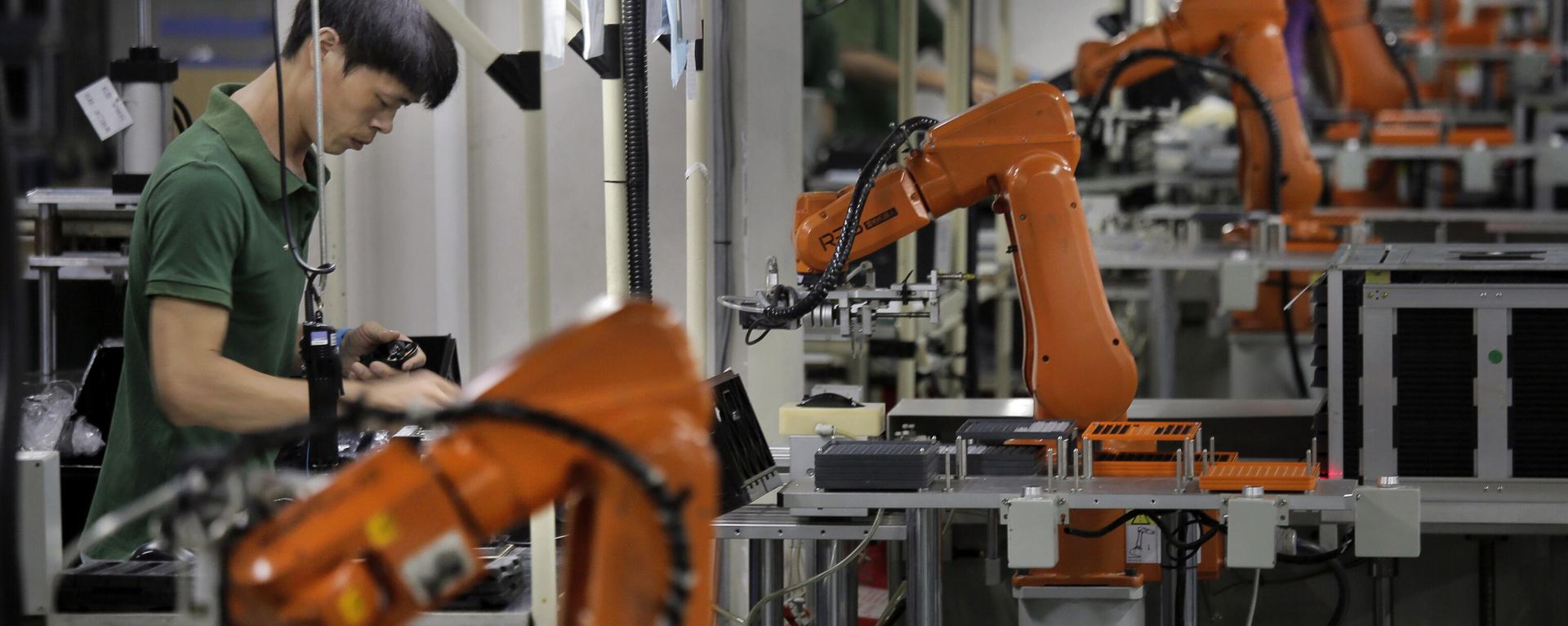 Robot công nghiệp tại nhà máy Rapoo Technology ở Thâm Quyến, Trung Quốc - Sputnik Việt Nam, 1920, 01.06.2025