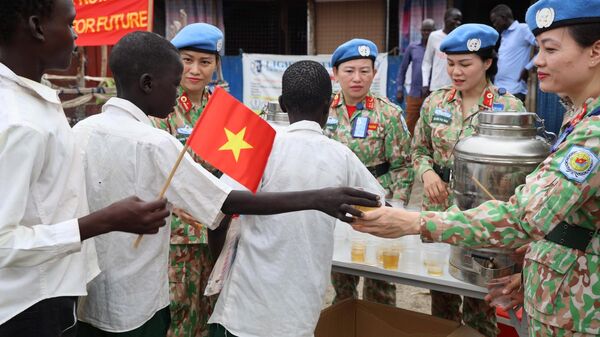 Cán bộ, chiến sĩ Bệnh viện dã chiến cấp 2 số 6 của Việt Nam tặng quà cho trẻ em Nam Sudan nhân ngày Quốc tế thiếu nhi (1.6). - Sputnik Việt Nam