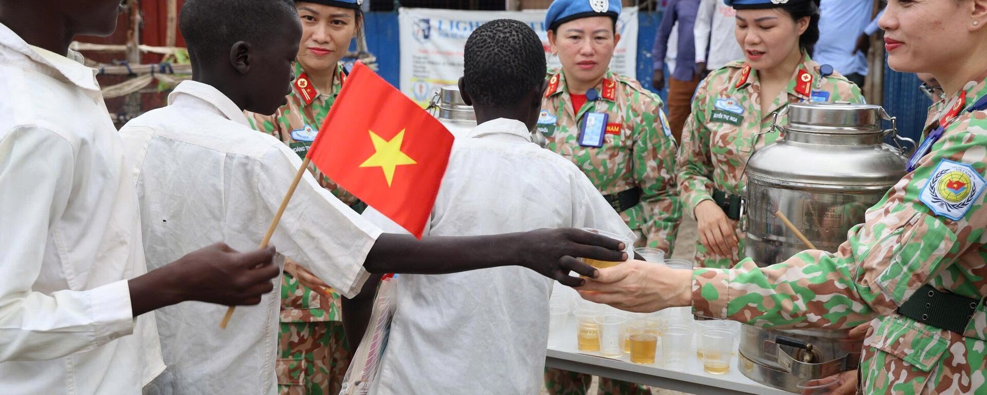 Cán bộ, chiến sĩ Bệnh viện dã chiến cấp 2 số 6 của Việt Nam tặng quà cho trẻ em Nam Sudan nhân ngày Quốc tế thiếu nhi (1.6). - Sputnik Việt Nam, 1920, 02.06.2025