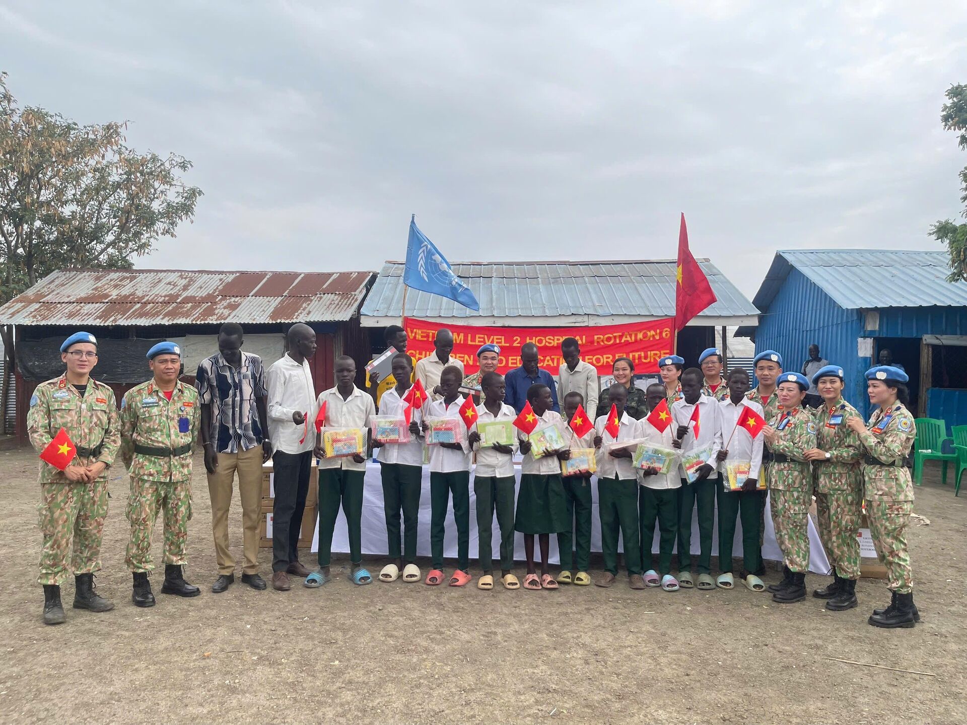 Cán bộ, chiến sĩ Bệnh viện dã chiến cấp 2 số 6 của Việt Nam tặng quà cho trẻ em Nam Sudan nhân ngày Quốc tế thiếu nhi (1.6). - Sputnik Việt Nam, 1920, 02.06.2025