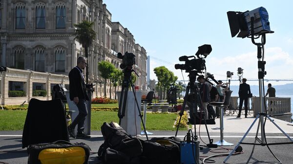 Các nhà báo tại Cung điện Ciragan ở Istanbul, nơi diễn ra vòng đàm phán thứ hai giữa Nga và Ukraina - Sputnik Việt Nam