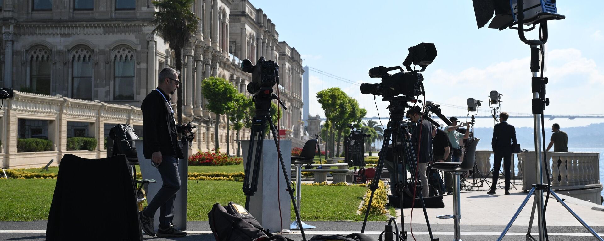 Các nhà báo tại Cung điện Ciragan ở Istanbul, nơi diễn ra vòng đàm phán thứ hai giữa Nga và Ukraina - Sputnik Việt Nam, 1920, 02.06.2025