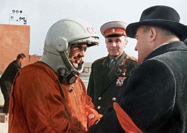 Những lời dặn dò cuối cùng của Tổng công trình sư Sergey Pavlovich Korolev dành cho phi hành gia Yuri Gagarin trước giờ phóng tàu lên vũ trụ. Sân bay vũ trụ Baikonur, ngày 12 tháng 4 năm 1961 - Sputnik Việt Nam