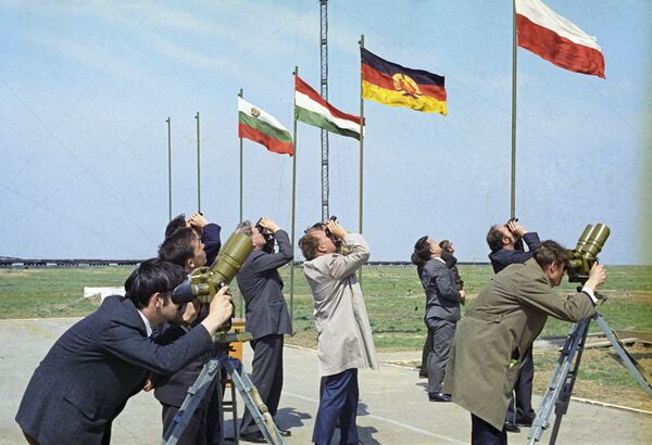Các chuyên gia Ba Lan và Liên Xô theo dõi việc phóng vệ tinh nhân tạo &quot;Interkosmos-Kopernik 500&quot; - Sputnik Việt Nam