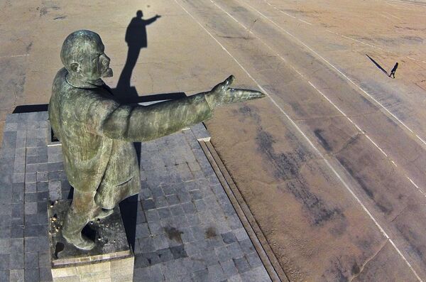 Đài tưởng niệm Lenin tại sân bay vũ trụ Baikonur - Sputnik Việt Nam