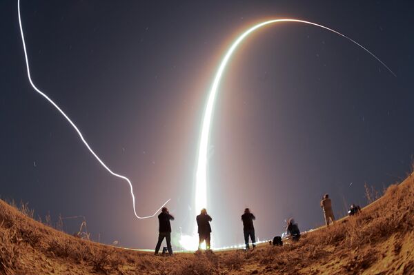 Các nhiếp ảnh gia chụp lại cảnh phóng tên lửa Soyuz-2.1a mang theo tàu Soyuz MS-26 từ Baikonur - Sputnik Việt Nam