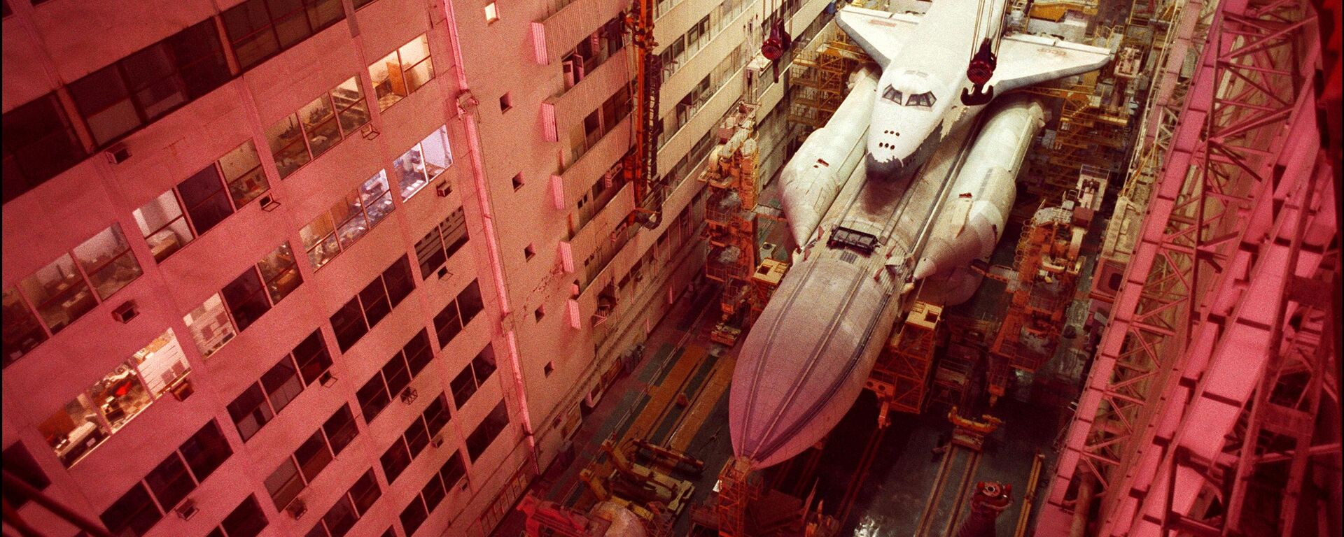Tàu con thoi Buran và tên lửa đẩy Energia, bệ phóng của nó, được đặt trong nhà chứa máy bay tại Baikonur   - Sputnik Việt Nam, 1920, 02.06.2025