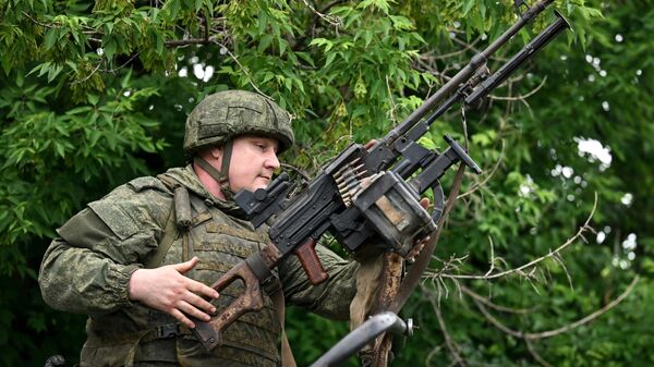 Công tác chiến đấu của kíp lái hệ thống tên lửa phòng không TOR M-1 thuộc Cụm lực lượng Trung tâm theo hướng Krasnoarmeysk - Sputnik Việt Nam