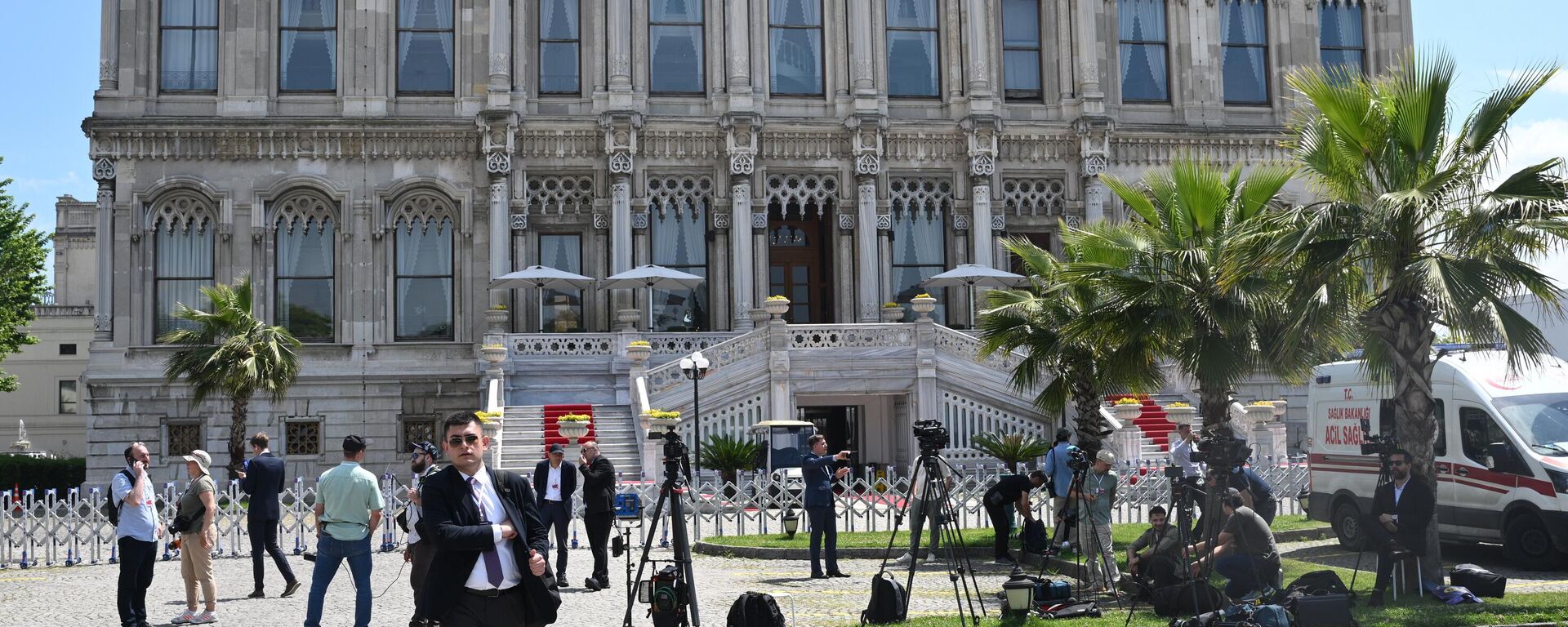 Quang cảnh tại Cung điện Ciragan ở Istanbul, nơi dự kiến ​​diễn ra vòng đàm phán thứ hai giữa Nga và Ukraina - Sputnik Việt Nam, 1920, 02.06.2025