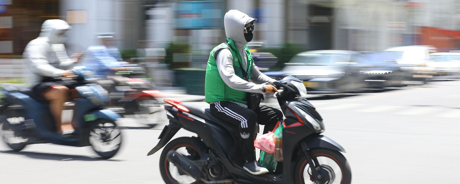 Tài xế giao hàng công nghệ mưu sinh giữa cái nắng hơn 40 độ - Sputnik Việt Nam, 1920, 10.07.2025