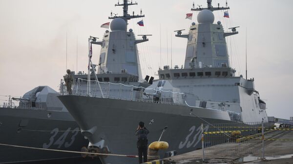 Phóng viên chụp ảnh các tàu hộ tống hạng nhẹ hải quân Nga neo đậu tại cảng Tanjung Priok   - Sputnik Việt Nam