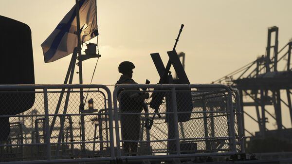 Quân nhân đứng gác trên mũi tàu hộ tống hạng nhẹ hải quân Nga tại cảng Tanjung Priok   - Sputnik Việt Nam