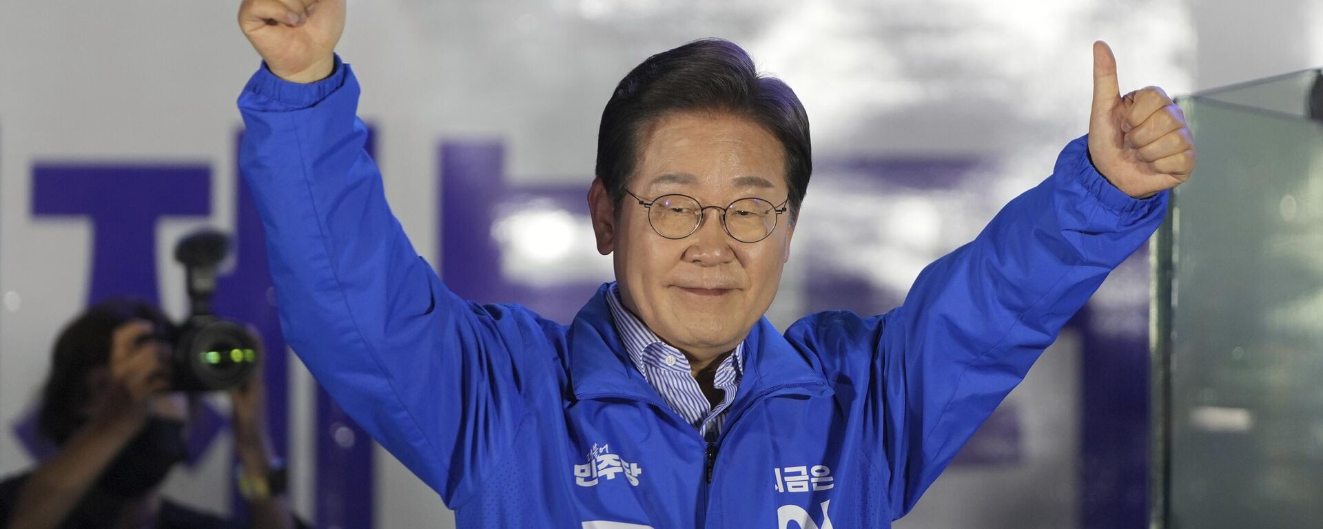 Ứng cử viên tổng thống của Đảng Dân chủ Hàn Quốc Lee Jae-myung trong chiến dịch tranh cử tổng thống tại Seoul - Sputnik Việt Nam, 1920, 04.06.2025