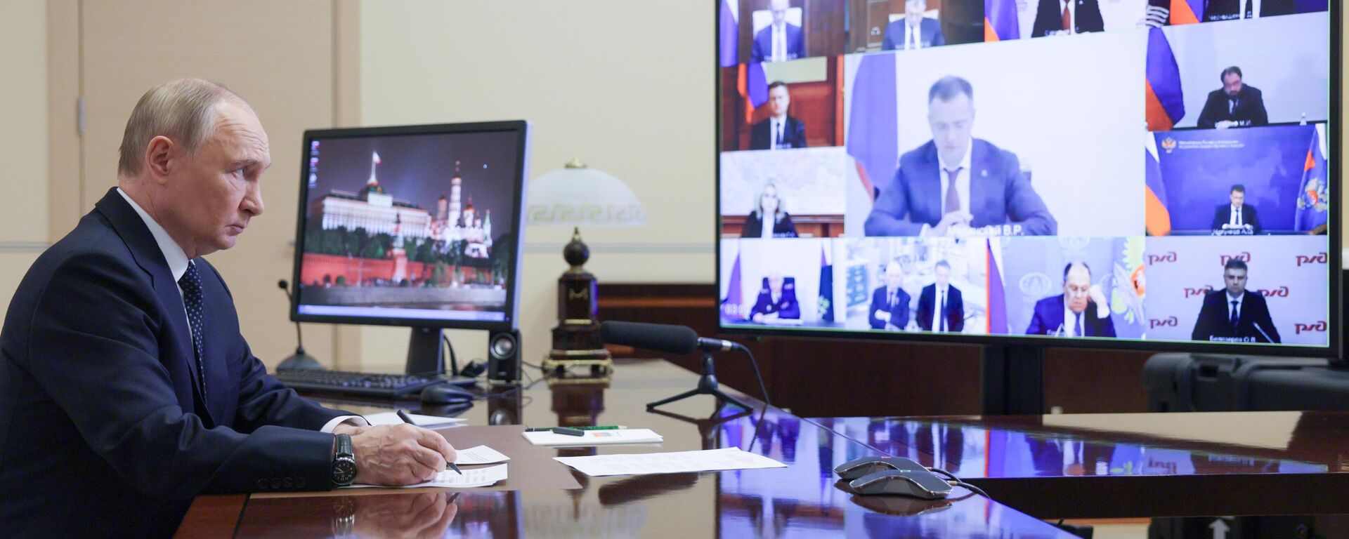 Tổng thống Nga Vladimir Putin chủ trì cuộc họp với các thành viên của Chính phủ Nga trong chế độ hội nghị truyền hình - Sputnik Việt Nam, 1920, 04.06.2025