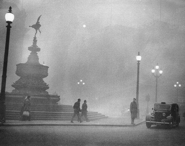 Khói độc dày đặc ở London, Vương quốc Anh.Vào tháng 12 năm 1952, London chìm trong làn khói dày đặc màu vàng-đen. Trong vài tuần đầu tiên, ít nhất 4.000 người đã chết vì ảnh hưởng của không khí ô nhiễm. Con số này sau đó tăng lên tới 12.000 người trong những tháng tiếp theo. Hơn 100.000 người sống sót phải đối mặt với các vấn đề sức khỏe kéo dài như bệnh tim mãn tính và các rối loạn hô hấp - Sputnik Việt Nam