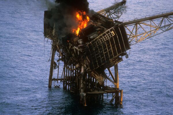 Đống đổ nát của giàn khoan dầu Piper Alpha phát nổ năm 1988. 167 người đã thiệt mạng khi một đám cháy bùng phát trên giàn khoan dầu của Mỹ ngoài khơi bờ biển Vương quốc Anh. Về mặt thương vong, đây là vụ tai nạn tồi tệ nhất trong ngành - Sputnik Việt Nam