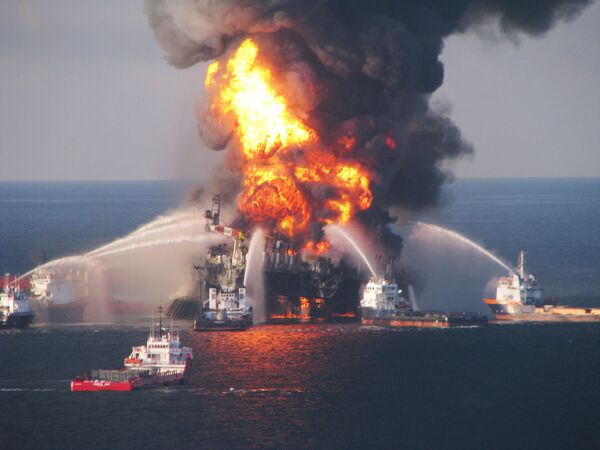 Các tàu cứu hộ đang dập lửa trên giàn khoan dầu ngoài khơi Deepwater Horizon vào ngày 21 tháng 4 năm 2010, Hoa Kỳ. Khoảng 5% diện tích Vịnh Mexico (75 nghìn km2) bị bao phủ bởi dầu do một vụ tai nạn trên giàn khoan do công ty xuyên quốc gia BP thuê. Vào ngày 20 tháng 4 năm 2010, một vụ nổ và hỏa hoạn đã xảy ra. 13 người đã thiệt mạng. Do giếng khoan ở độ sâu 1,5 nghìn mét bị hư hại, dầu bắt đầu rò rỉ vào Vịnh. ​​Chỉ sau 152 ngày, sự cố này mới dừng lại. Trong thời gian này, 5 triệu thùng dầu đã tràn ra biển. 1.770 km bờ biển bị ô nhiễm - Sputnik Việt Nam