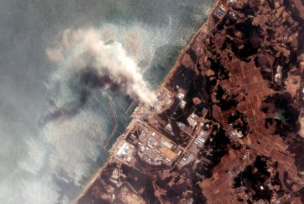 Nhà máy điện hạt nhân Fukushima Daiichi sau trận động đất mạnh và sóng thần tiếp theo vào ngày 14 tháng 3 năm 2011, Nhật Bản.Động đất và sóng thần tấn công bờ biển Nhật Bản và gây ra tai nạn tại nhà máy điện hạt nhân Fukushima-1. Ô nhiễm phóng xạ lan rộng trong phạm vi 20-30 km. Vào tháng 3 năm 2011, một trận động đất mạnh 9,0 độ Richter đã gây mất điện tại nhà máy điện hạt nhân Fukushima và một cơn sóng thần cao tới 40 m đã nhấn chìm các máy phát điện diesel trong tầng hầm của nhà máy - vụ tai nạn bức xạ ở mức tối đa, cấp độ bảy trên Thang sự kiện hạt nhân quốc tế (INES) . Nhiên liệu hạt nhân trong các lò phản ứng của tổ máy điện thứ nhất đến thứ ba đã tan chảy và do phản ứng hơi nước-zirconium và sự tích tụ của hydro, một hỗn hợp nổ đã phát nổ ở tổ máy điện thứ nhất, thứ ba và thứ tư. Môi trường chủ yếu bị ô nhiễm các nguyên tố phóng xạ dễ bay hơi như đồng vị iốt và xesi, với lượng khí thải tương đương 20% lượng khí thải giải phóng trong vụ tai nạn Chernobyl - Sputnik Việt Nam