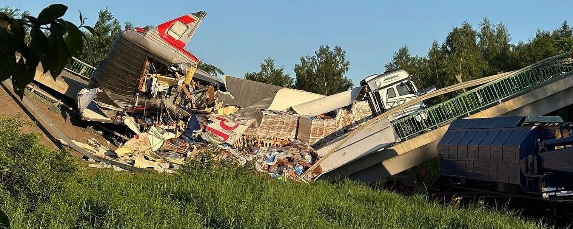 Cầu sập trên tàu chở khách ở vùng Bryansk - Sputnik Việt Nam, 1920, 05.06.2025