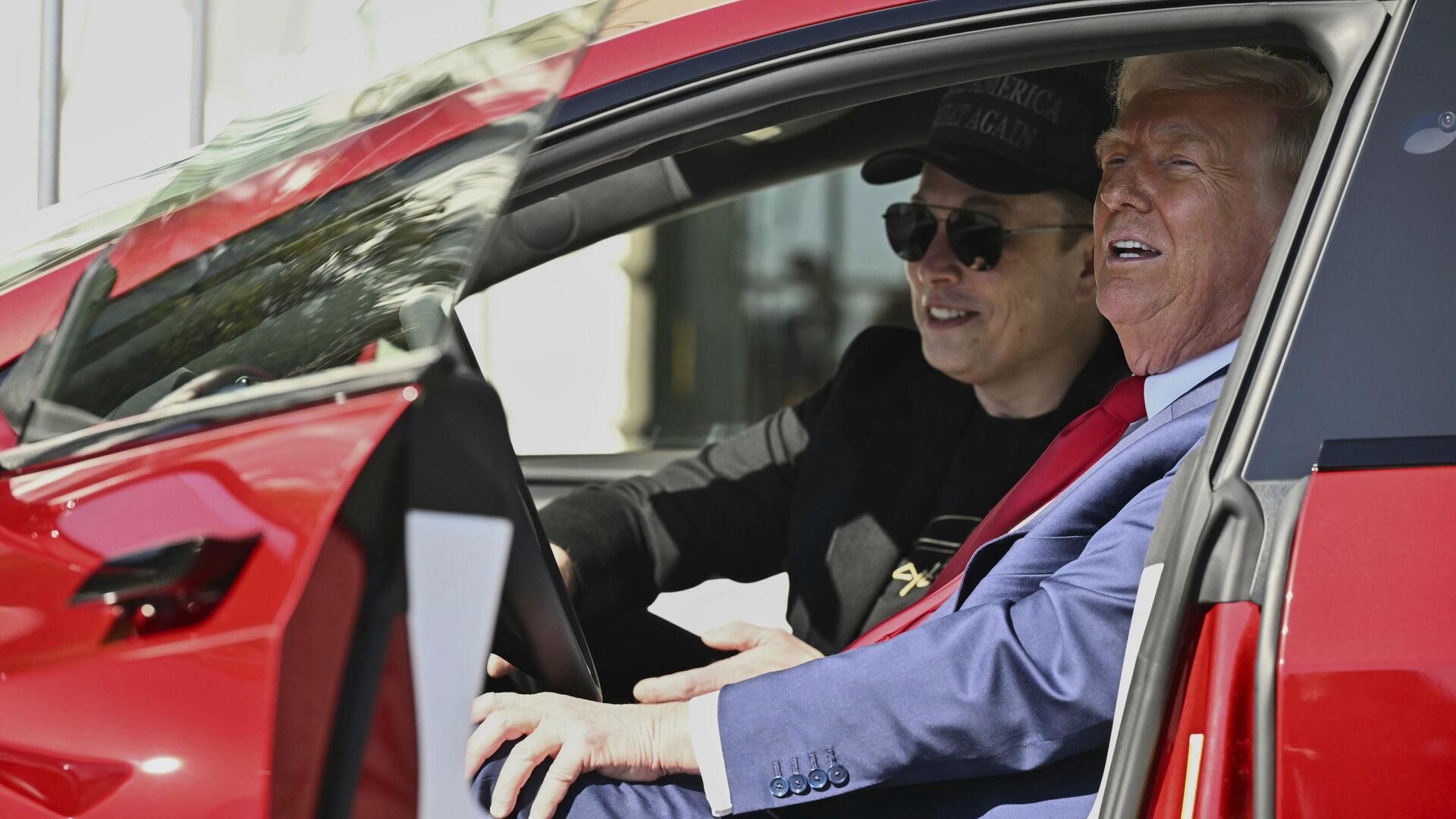 Tổng thống Donald Trump và CEO Tesla Elon Musk phát biểu với các phóng viên khi họ ngồi trong chiếc xe Tesla Model S màu đỏ tại Bãi cỏ phía Nam của Nhà Trắng vào thứ Ba, ngày 11 tháng 3 năm 2025, tại Washington - Sputnik Việt Nam, 1920, 07.06.2025