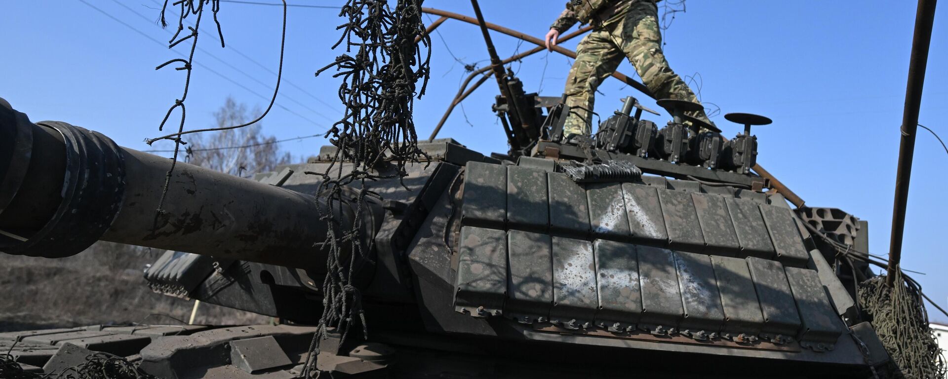 Một chiếc xe tăng Abrams bị phá hủy của Lực lượng vũ trang Ukraina, được sơ tán khỏi Sudzha - Sputnik Việt Nam, 1920, 09.06.2025