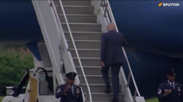 Video: Ông Trump vấp chân trên cầu thang máy bay dù từng chế nhạo ông Biden - Sputnik Việt Nam