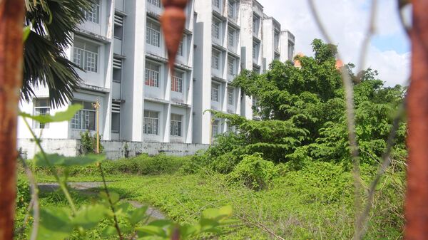 Khu nhà dành cho sinh viên Bạc Liêu xuống cấp, cỏ mọc um tùm - Sputnik Việt Nam