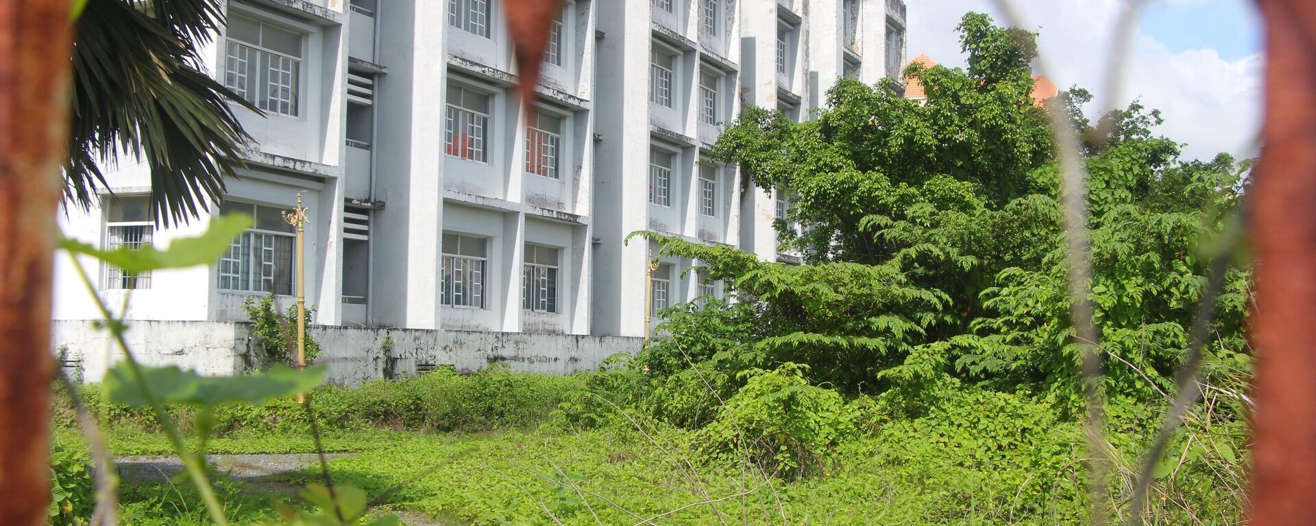 Khu nhà dành cho sinh viên Bạc Liêu xuống cấp, cỏ mọc um tùm - Sputnik Việt Nam, 1920, 09.06.2025