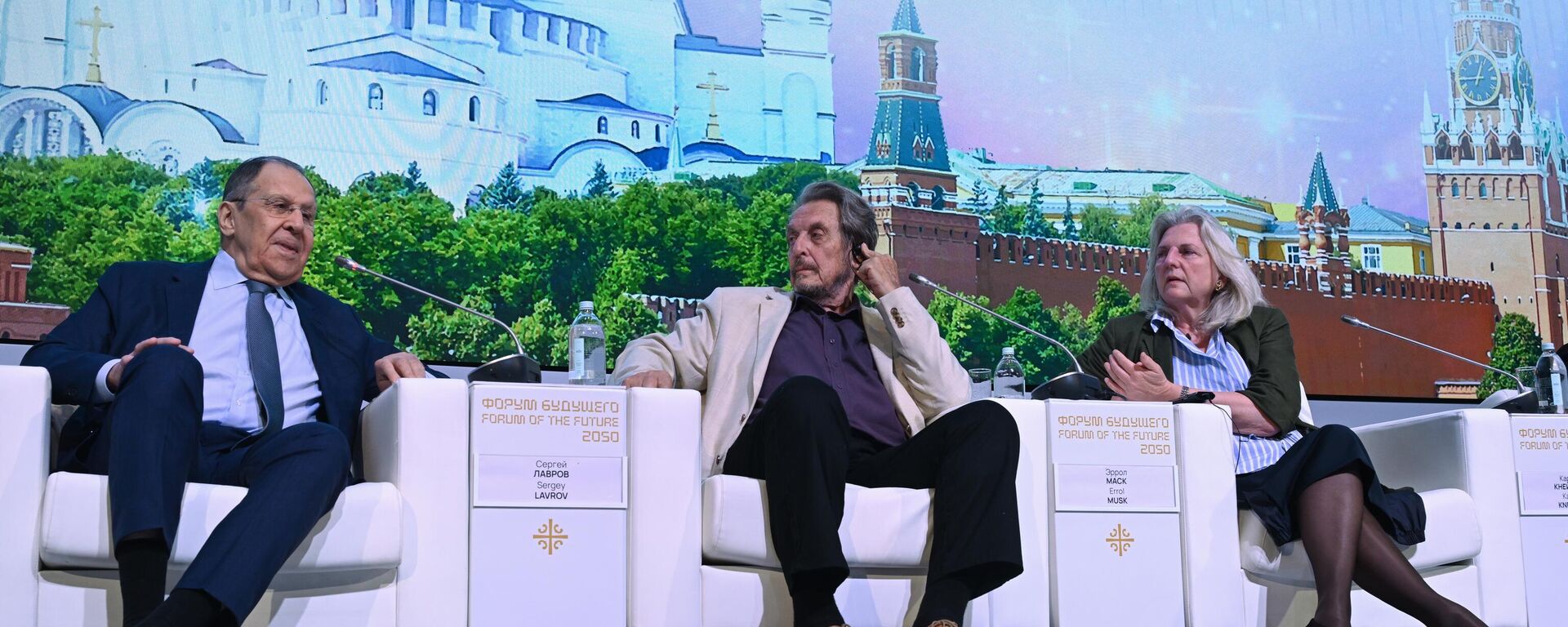 Bộ trưởng Ngoại giao Nga Sergey Lavrov, cha của Elon Musk, kỹ sư và doanh nhân người Mỹ Errol Musk, và người đứng đầu trung tâm G.O.R.K.I. (Quan sát địa chính trị về các vấn đề quan trọng của Nga) tại Đại học quốc gia St. Petersburg Karin Kneissl (từ trái sang phải) tại Diễn đàn Tương lai 2050 diễn ra ở Moskva. - Sputnik Việt Nam, 1920, 09.06.2025