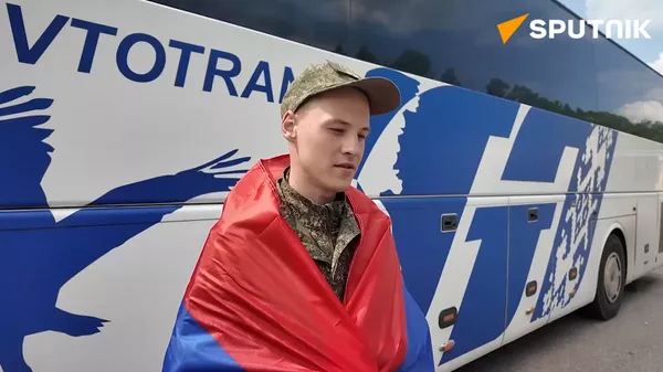 Các binh sĩ Nga trở về từ trại giam, gọi điện cho người thân - Sputnik Việt Nam