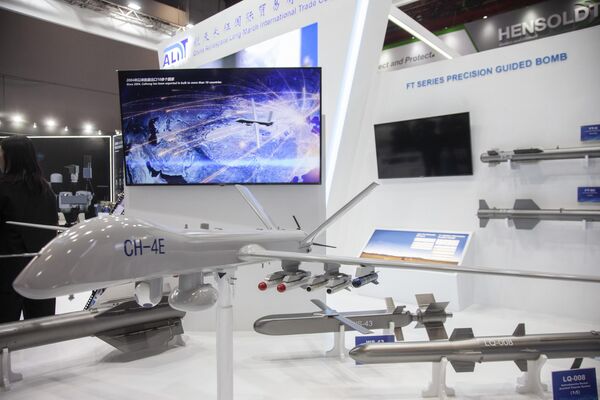Mô hình máy bay không người lái CH-4E tại Triển lãm Indo Defence 2025 Mô hình máy bay không người lái CH-4E tại Triển lãm Indo Defence 2025 - Sputnik Việt Nam