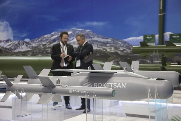 Mô hình tên lửa Roketsan tại gian hàng của Thổ Nhĩ Kỳ trong Triển lãm Indo Defence 2025 Mô hình tên lửa Roketsan tại gian hàng của Thổ Nhĩ Kỳ trong Triển lãm Indo Defence 2025 - Sputnik Việt Nam
