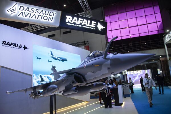 Mô hình máy bay chiến đấu đa năng Rafale tại Triển lãm Indo Defence 2025 Mô hình máy bay chiến đấu đa năng Rafale tại Triển lãm Indo Defence 2025 - Sputnik Việt Nam