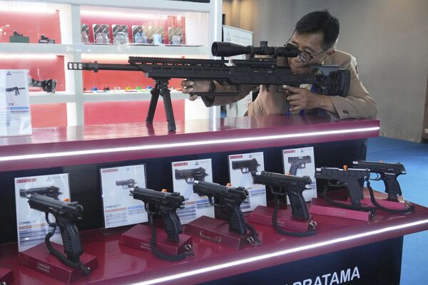Khách tham quan Triển lãm Indo Defence 2025 thử nghiệm súng bắn tỉa do nhà sản xuất vũ khí Ý Tanfoglio sản xuất Khách tham quan Triển lãm Indo Defence 2025 thử nghiệm súng bắn tỉa do nhà sản xuất vũ khí Ý Tanfoglio sản xuất - Sputnik Việt Nam