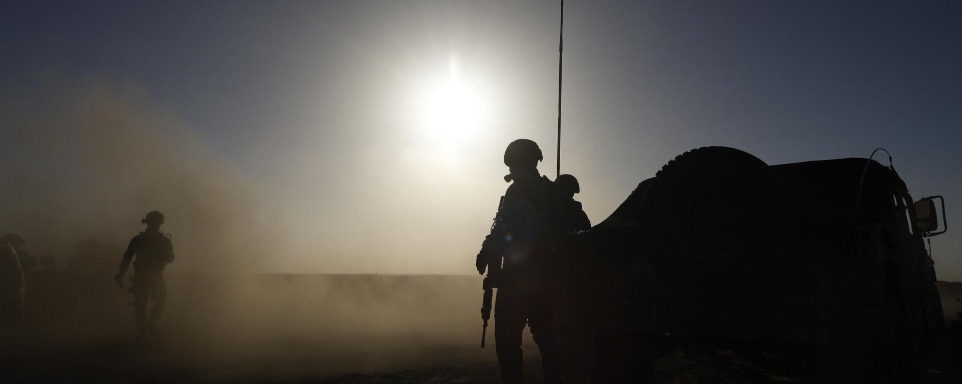 Солдаты Армии обороны Израиля стоят возле военной машин недалеко от границы с Газой - Sputnik Việt Nam, 1920, 13.06.2025
