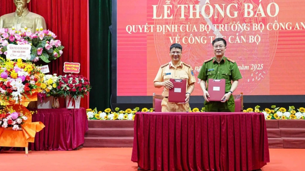 Đại tá Đỗ Thanh Bình, Giám đốc Công an tỉnh Hòa Bình nhận quyết định của Bộ trưởng Công an giữ chức Cục trưởng Cục CSGT - Sputnik Việt Nam