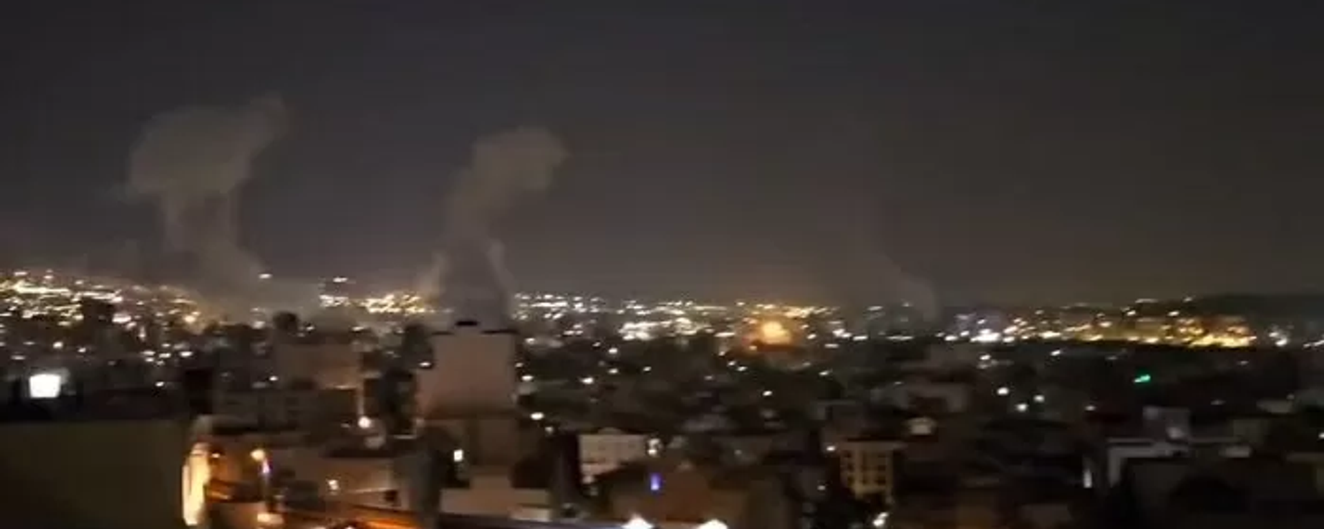 Hình ảnh được cho là cho những cột khói ở Tehran sau vụ tấn công của Israel vào sáng sớm 13/6 - Sputnik Việt Nam, 1920, 13.06.2025
