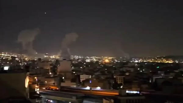 Hình ảnh được cho là cho những cột khói ở Tehran sau vụ tấn công của Israel vào sáng sớm 13/6 - Sputnik Việt Nam