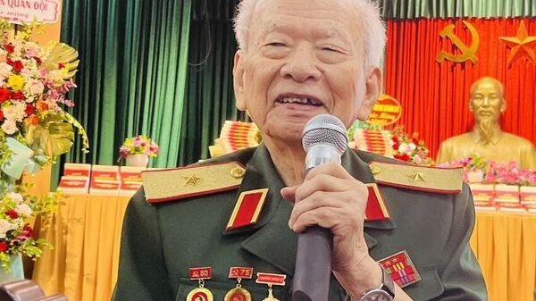 Thiếu tướng Huỳnh Đắc Hương kể lại những câu chuyện về Sư đoàn đặc biệt tại buổi giới thiệu cuốn “Lịch sử Sư đoàn Bộ binh 1” - Sputnik Việt Nam