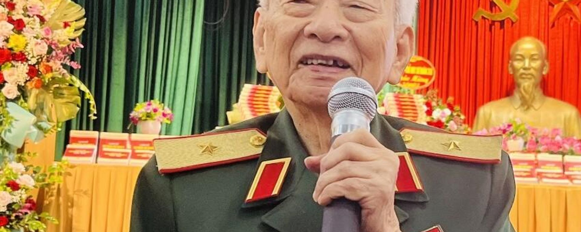 Thiếu tướng Huỳnh Đắc Hương kể lại những câu chuyện về Sư đoàn đặc biệt tại buổi giới thiệu cuốn “Lịch sử Sư đoàn Bộ binh 1” - Sputnik Việt Nam, 1920, 14.06.2025