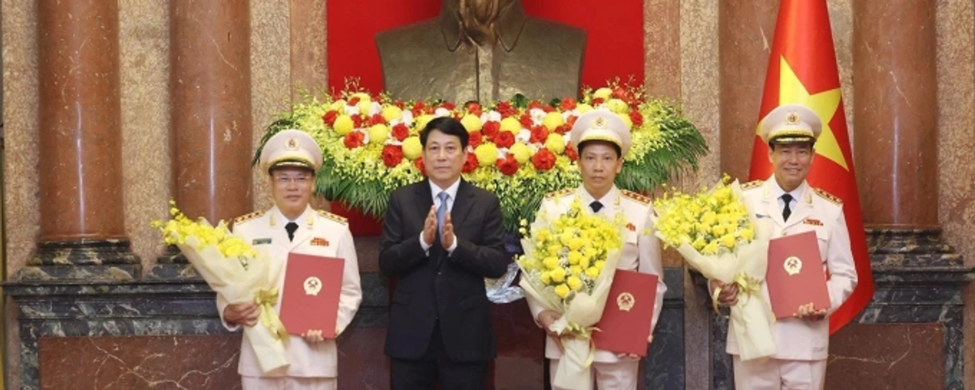 Chủ tịch nước Lương Cường trao quyết định cho ba Thượng tướng Lê Tấn Tới, Lê Văn Tuyến và Nguyễn Văn Long - Sputnik Việt Nam, 1920, 14.06.2025