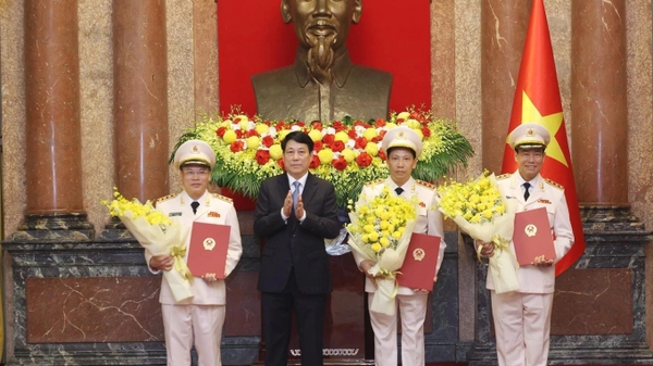 Chủ tịch nước Lương Cường trao quyết định cho ba Thượng tướng Lê Tấn Tới, Lê Văn Tuyến và Nguyễn Văn Long - Sputnik Việt Nam