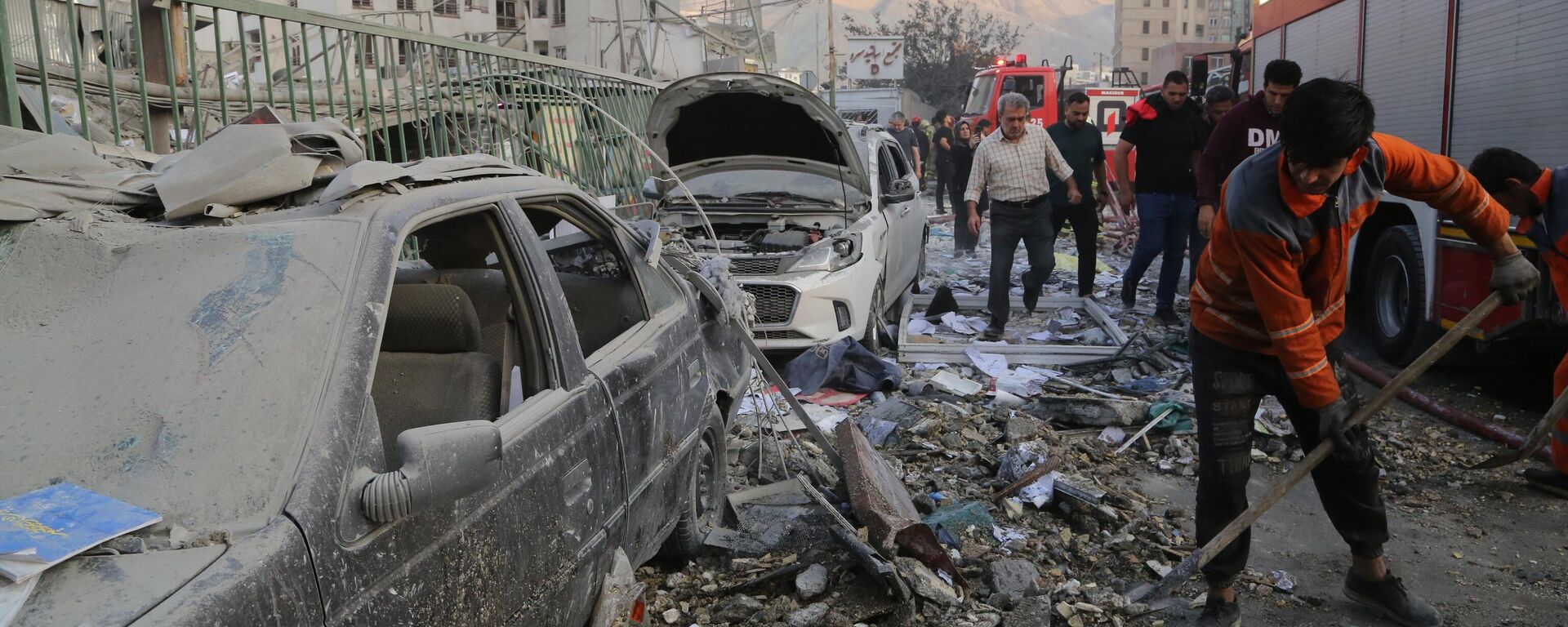 Các tòa nhà và xe hơi bị hư hại trong cuộc không kích của Israel vào Iran tại Tehran - Sputnik Việt Nam, 1920, 14.06.2025