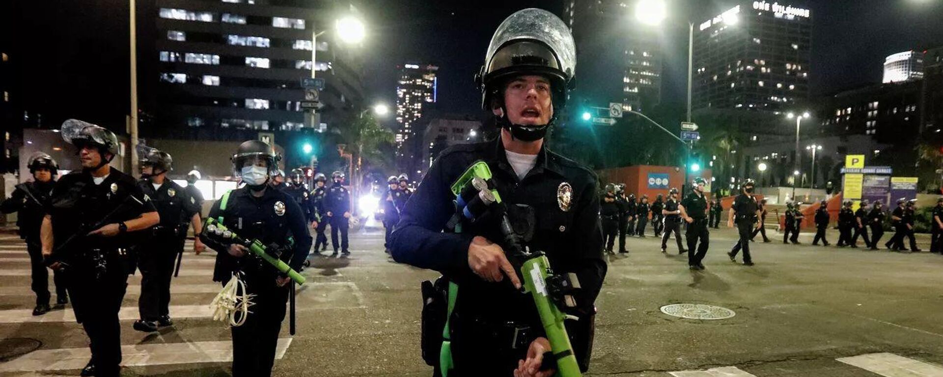 Cảnh sát trong một cuộc biểu tình ở Los Angeles - Sputnik Việt Nam, 1920, 15.06.2025